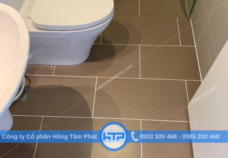 Đường ron toilet sau khi sử dụng keo ron Saveto chống thấm tuyệt đẹp